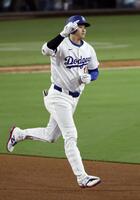 　３回、２試合連続本塁打となる３ランを放った大谷（共同）