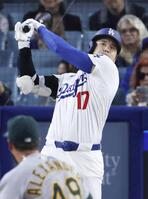 　４回、２打席連続本塁打となる２ランを放つ大谷（共同）
