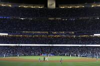 　４回、２打席連続本塁打となる２ランを放ち、二塁を回る大谷（共同）