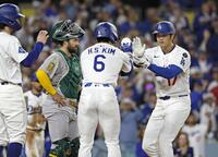 　３回、３ランを放ち金慧成（６）に迎えられる大谷（共同）