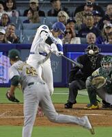 　４回、２打席連続本塁打となる２ランを放つ大谷（共同）