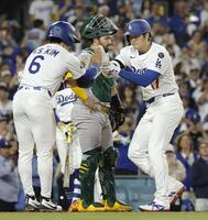 　４回、２ランを放ち金慧成（６）に迎えられる大谷（共同）