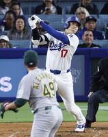 　３回、２試合連続本塁打となる３ランを放つ大谷（共同）