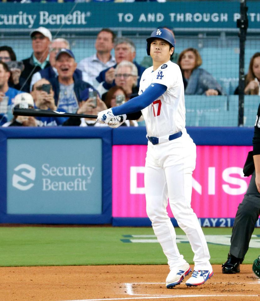 　１回、先頭打者本塁打を放つドジャース・大谷（共同）