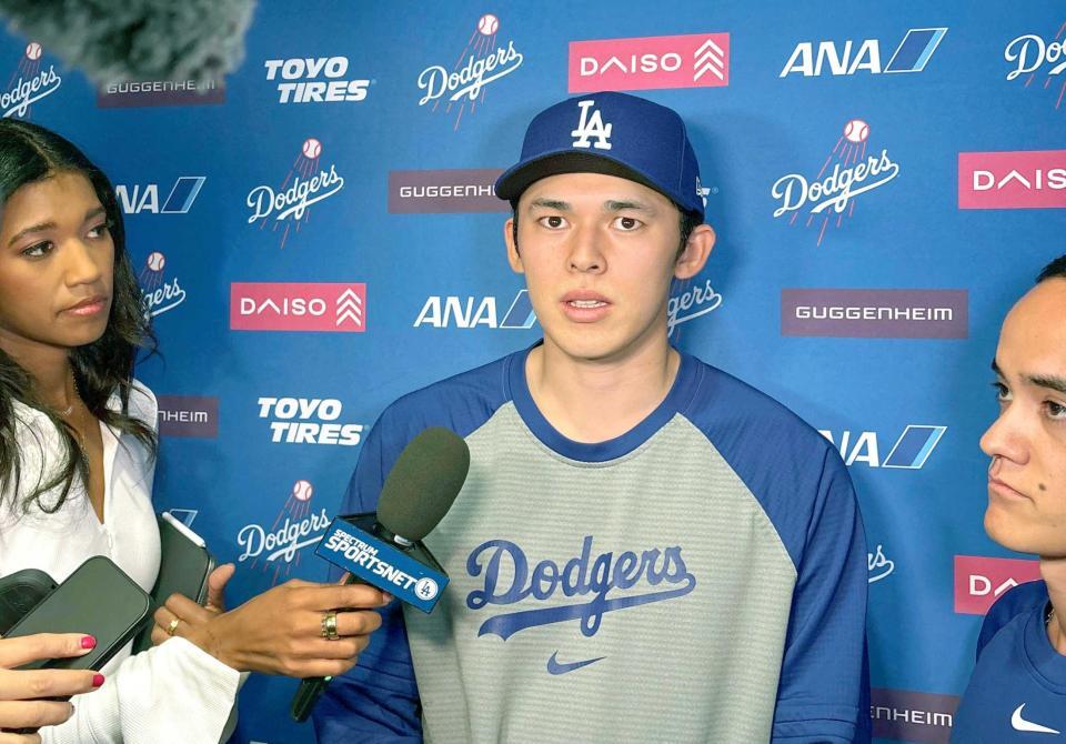 　試合前、報道陣の取材に応じるドジャース・佐々木（共同）