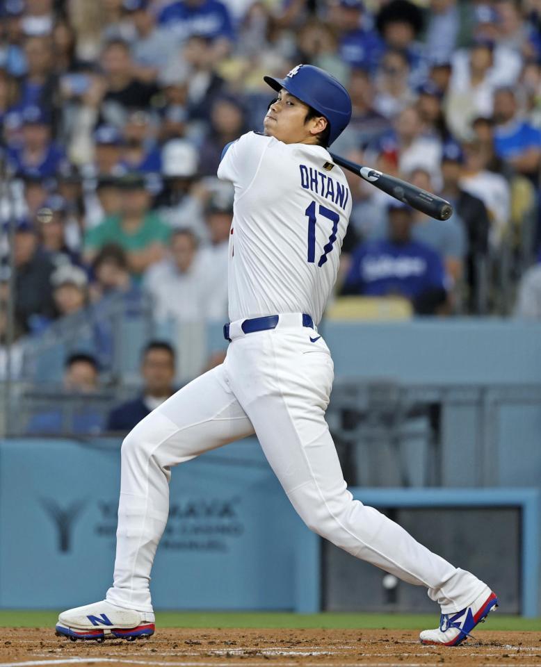 　１回、空振り三振に倒れる大谷（共同）