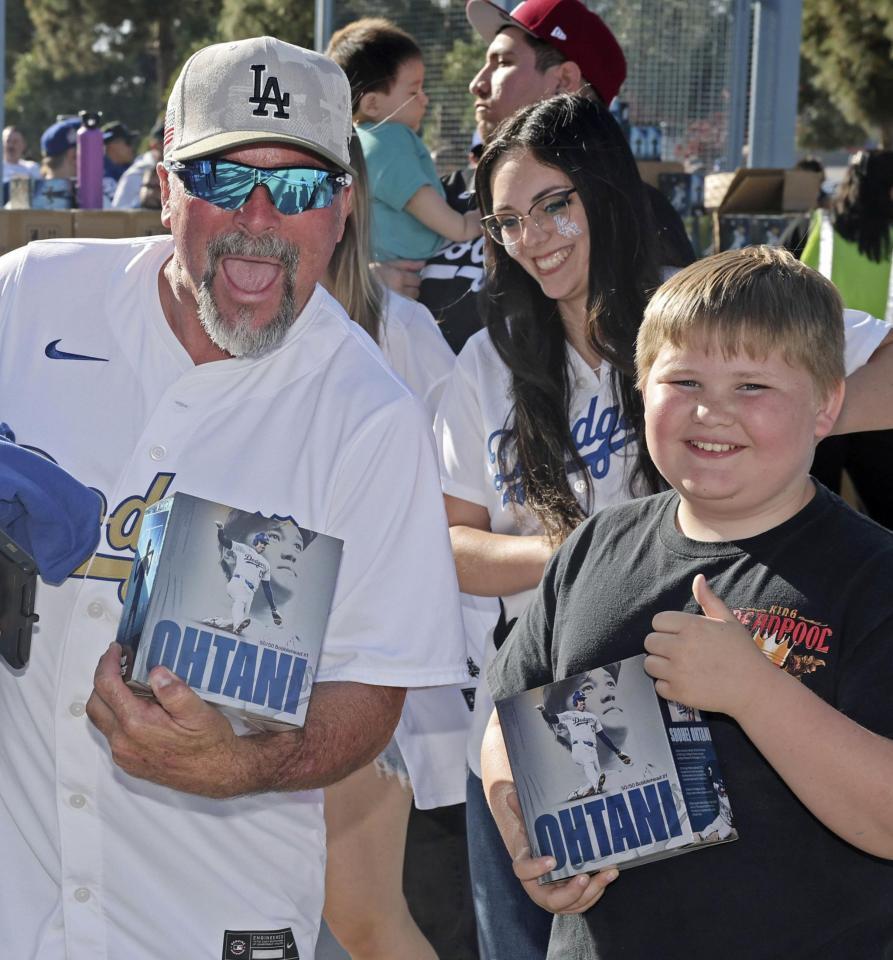 　大谷の首振り人形を手に入れ、喜ぶドジャースファン（共同）