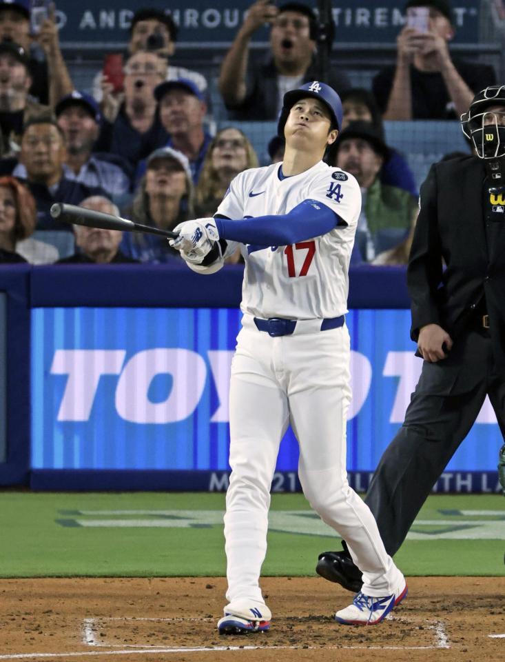 　２回、右犠飛を放つ大谷（共同）