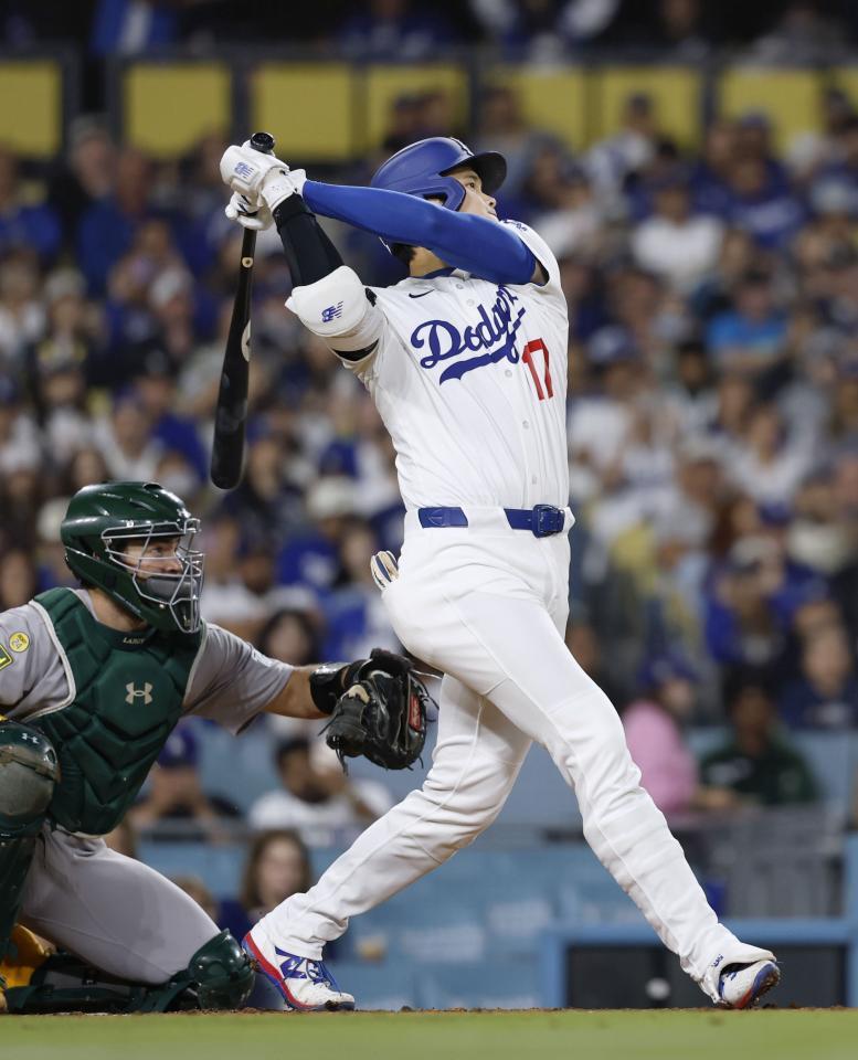 　４回、２打席連続本塁打となる２ランを放つ大谷（提供・共同通信社）