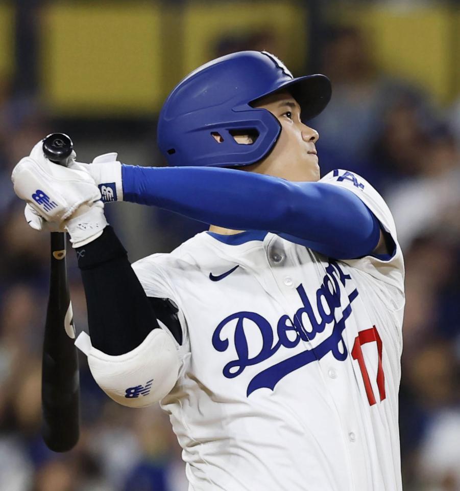 　４回、２打席連続本塁打となる２ランを放つ大谷（共同）