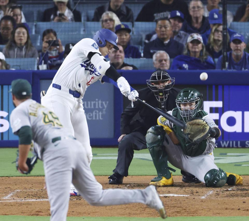 　３回、２試合連続本塁打となる３ランを放つ大谷（共同）