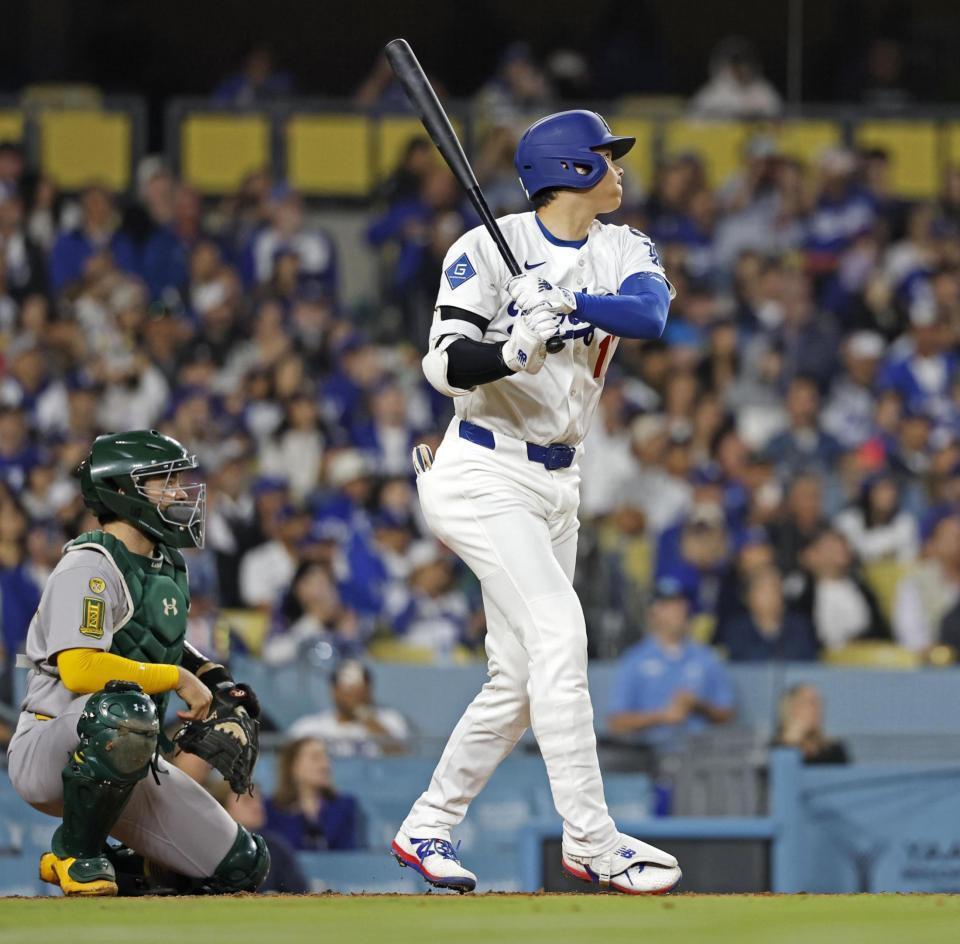 　３回、２試合連続本塁打となる３ランを放つ大谷（共同）