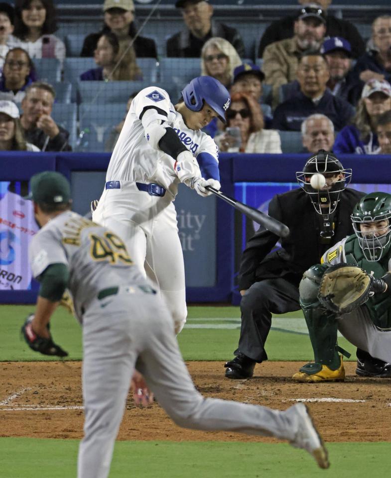 　４回、２打席連続本塁打となる２ランを放つ大谷（共同）