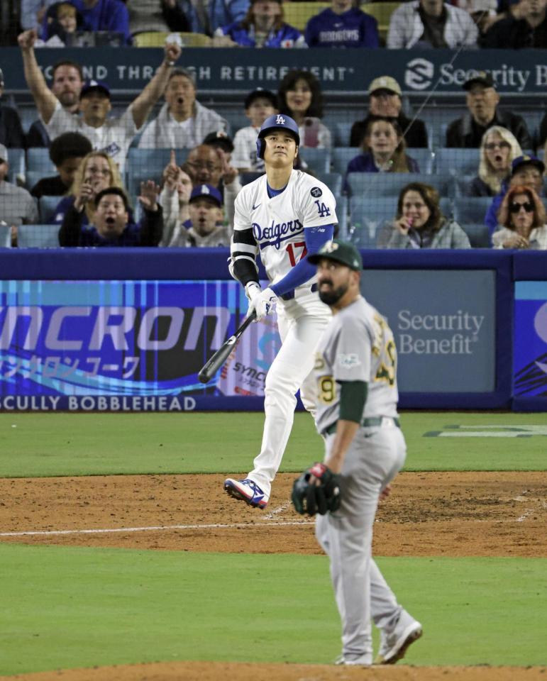 　４回、２打席連続本塁打となる２ランを放つ大谷（共同）