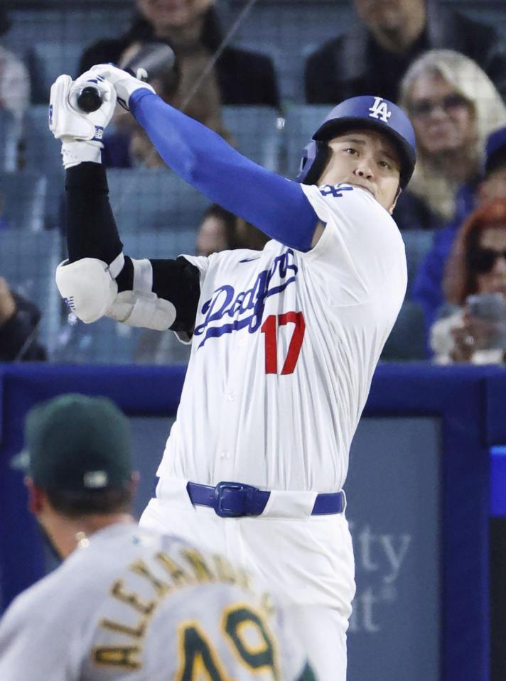 　４回、２打席連続本塁打となる２ランを放つ大谷（共同）