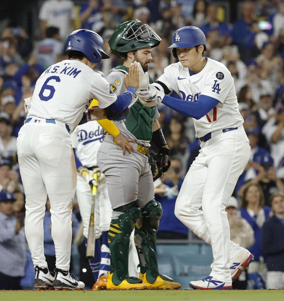 　４回、２ランを放ち金慧成（６）に迎えられる大谷（共同）