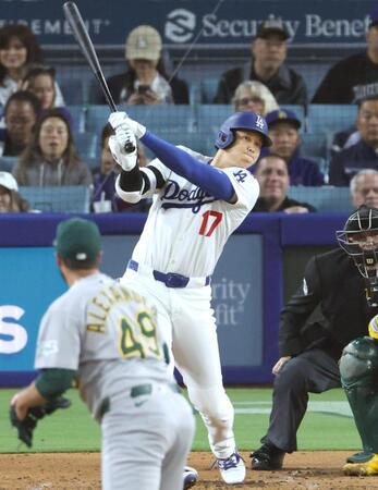 　３回、２試合連続本塁打となる３ランを放つ大谷