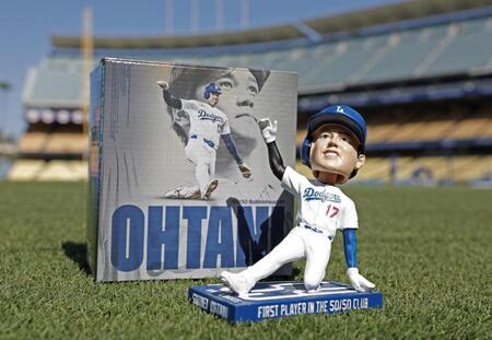 　来場者に配られた大谷の首振り人形（共同）