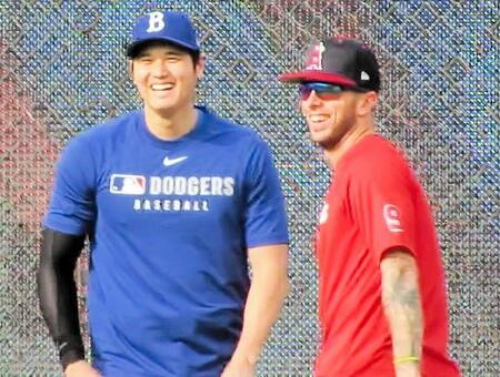 【動画】大谷翔平　古巣エンゼルスあいさつ回りで元同僚と仲良く談笑、ハグ