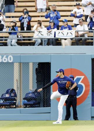 　キャッチボールするドジャース・大谷（共同）