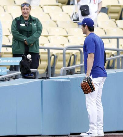 　試合前、犬と遊ぶドジャース・大谷（共同）