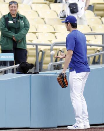 　試合前、犬と遊ぶドジャース・大谷（共同）
