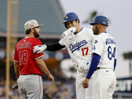 　１回に中前打で出塁し、エンゼルスの一塁手とあいさつを交わすドジャース・大谷（共同）