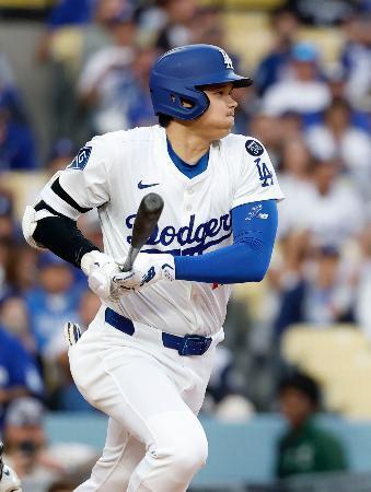 　エンゼルス戦の１回、中前打を放つドジャース・大谷＝ロサンゼルス（共同）