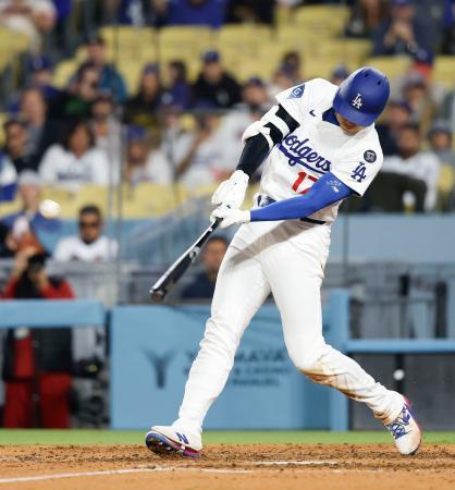 　エンゼルス戦の８回、３試合連続本塁打となる１６号ソロを放つドジャース・大谷＝ロサンゼルス（共同）
