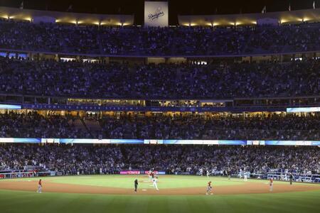 　エンゼルス戦の８回、16号ソロを放ち、二塁を回るドジャース・大谷（共同）