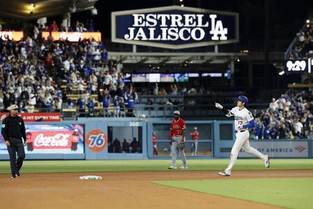 　エンゼルス戦の８回、16号ソロを放ち塁を回るドジャース・大谷（共同）