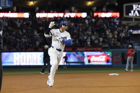 　エンゼルス戦の８回、16号ソロを放ち塁を回る大谷