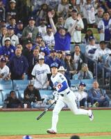 　４回、２打席連続本塁打となる２ランを放つドジャース・大谷（共同）