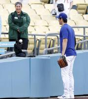 　試合前、犬と遊ぶドジャース・大谷（共同）