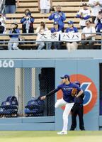 　キャッチボールするドジャース・大谷（共同）