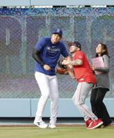 　練習で飛んできた打球に驚くドジャース・大谷（左）＝共同