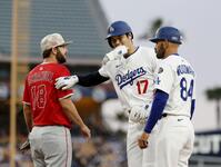 　１回に中前打で出塁し、エンゼルスの一塁手とあいさつを交わすドジャース・大谷（共同）