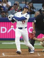 　エンゼルス戦の１回、中前打を放つドジャース・大谷（共同）