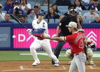 　エンゼルス戦の１回、中前打を放つドジャース・大谷（共同）