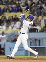 　エンゼルス戦の８回、３試合連続本塁打となる16号ソロを放つドジャース・大谷（共同）