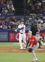 　エンゼルス戦の８回、３試合連続本塁打となる16号ソロを放つドジャース・大谷。投手ゼファジャン（共同）