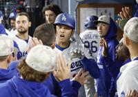 　エンゼルス戦の８回、１６号ソロを放ち、ベンチで迎えられる大谷