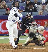 　エンゼルス戦の８回、３試合連続本塁打となる16号ソロを放つドジャース・大谷。投手ゼファジャン（共同）