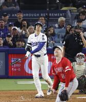 　８回、３試合連続本塁打となる１６号ソロを放つドジャース・大谷（共同）