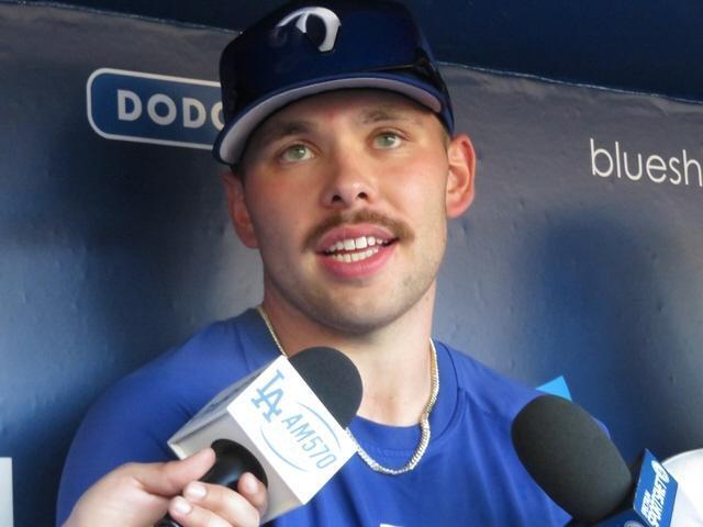 　１４日の試合前にメジャー昇格の喜びを語ったラッシング（撮影・小林信行）