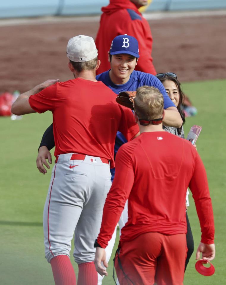 　試合前、エンゼルスの選手たちとあいさつを交わすドジャース・大谷（共同）