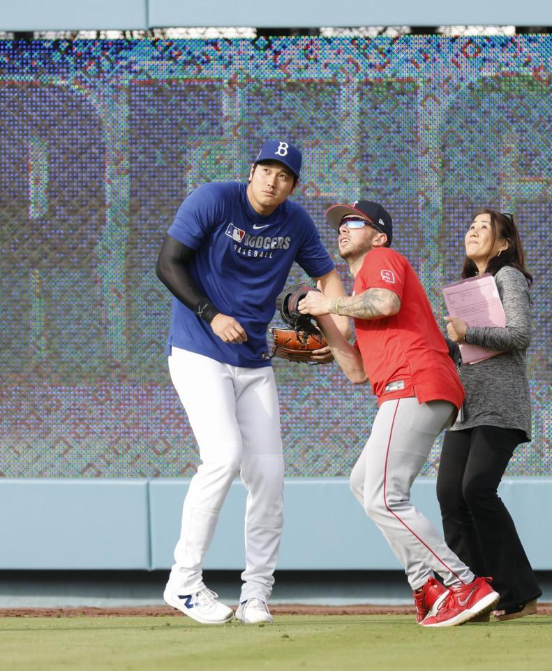 　練習で飛んできた打球に驚くドジャース・大谷（左）＝共同