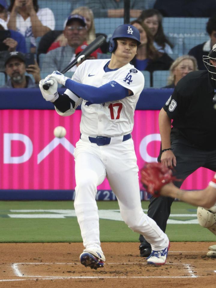 　エンゼルス戦の１回、中前打を放つドジャース・大谷（共同）