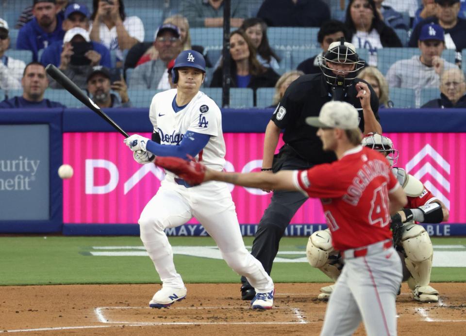 　エンゼルス戦の１回、中前打を放つドジャース・大谷（共同）