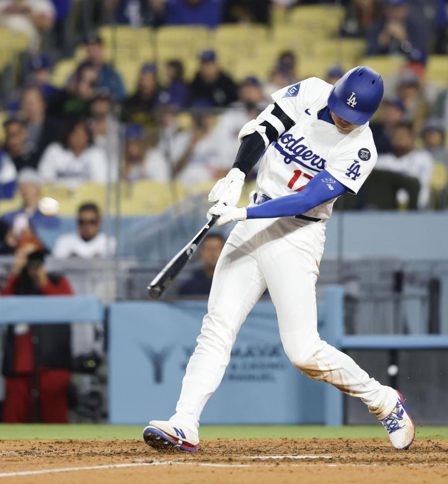 　エンゼルス戦の８回、３試合連続本塁打となる16号ソロを放つドジャース・大谷（共同）